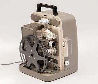 Proyector portátil de 8mm. Estado Unidos, SXX. De la marca Bell & Howel. Modelo 364A. Elaborado en metal, baquelita y material sintétic