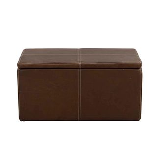 Baúl para pie de cama. SXX. Estructura de madera con recubrimiento tipo piel color marrón. Con cubierta rectangular. 42 x 83 x 43 cm