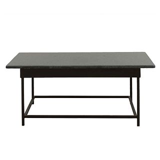 Mesa de centro. SXX.  Elaborada en metal color negro. Con cubierta rectangular de granito color gris. 43 x 100 x 52 cm