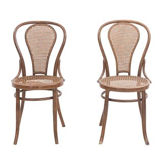 Par de sillas. SXX. Estilo Austriaco. Elaboradas en madera Respaldos y asientos de bejuco tejido, chambrana circular.