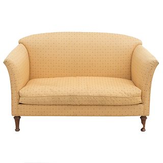 Love seat. SXX. Estructura en madera. Con tapicería de tela color amarillo, fustes lisos y soportes tipo bollo.