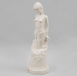 Personaje femenino. México, SXX. Elaborado en cerámica de color blanco. 55 cm de altura.