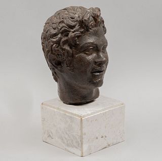 Busto de personaje romano. SXX. Fundición en bronce. Base de mármol blanco. 24 cm de altura.
