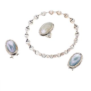 Anillo y par de aretes con perlas de abulón en plata .925. Peso 14.5. Brazalete en plata .925. Peso 11.30 g.