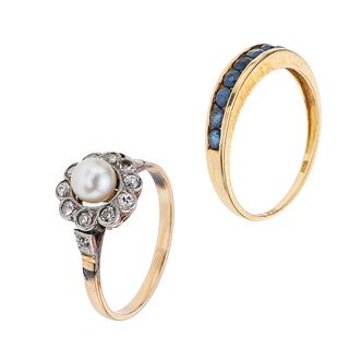 Dos anillos con zafiros, diamantes y una perla en oro amarillo de 14k. 9 zafiros corte redondo.