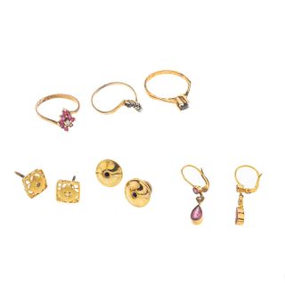 Tres anillos, par de aretes y par de broqueles con simulantes en oro amarillo de 10k y 14k. Tallas: 4. Peso: 5.9 g.