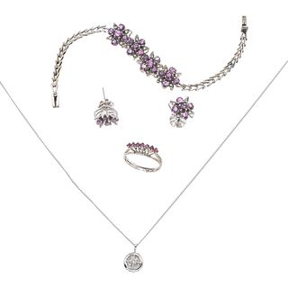 Collar, pendiente, pulsera, media churumbela y par de aretes con rubíes y diamantes en plata .925,