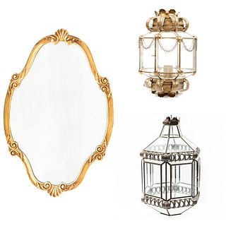 Lote mixto de artículos decorativos. Consta de:  Espejo. Luna irregular y marco de madera dorada. 2 pantallas para lámpara. Pzas 3.