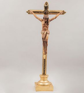 MIGUEL A. MÉNDEZ. Cristo en la cruz. Talla en madera policromada y dorada. Con base de madera dorada. 74 cm de altura.
