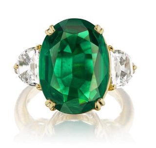 CLASSIC OVAL EMERALD RING