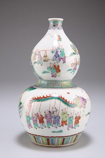 A CHINESE FAMILLE ROSE PORCELAIN DOUBLE GOURD VASE, 19TH CE