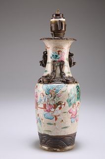 A LATE 19TH CENTURY CHINESE PORCELAIN FAMILLE ROSE VASE, CO