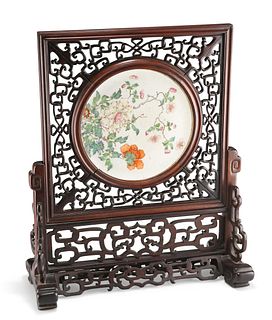 A CHINESE FAMILLE ROSE PORCELAIN AND HARDWOOD TABLE SCREEN,