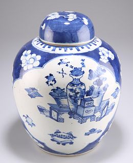 A LARGE CHINESE BLUE AND WHITE PORCELAIN GINGER JAR AND COV