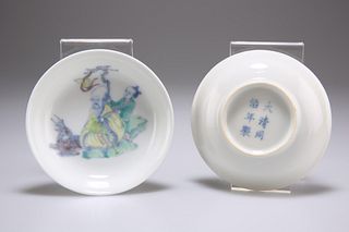 A PAIR OF CHINESE DOUCAI PORCELAIN SAUCER DISHES, each unde