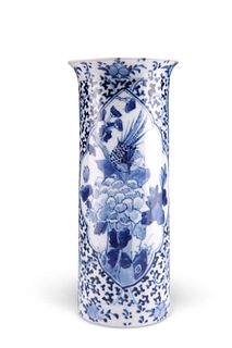 A 19TH CENTURY CHINESE BLUE AND WHITE PORCELAIN SLEEVE VASE