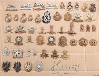 A COLLECTION OF CAP BADGES, COLLAR BADGES AND ARM BADGES, o