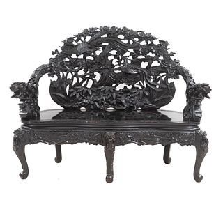 Love seat. Origen oriental, SXX. Estilo Chinesco. Elaborado en madera laqueada. Respaldo calado, asiento liso y soportes semicurvos.