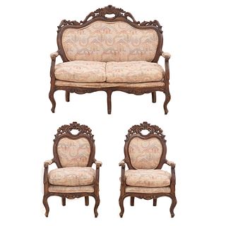 Sala. SXX. Estructura en madera. Con respaldos y asientos en tapicería floral. Soportes compuestos. Consta de: 2 sillas y love seat.