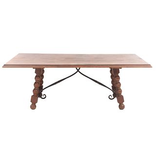 Mesa para comedor. SXX.  Elaborada en madera. Cubierta rectangular, fustes anillados, soportes tipo bollo y chambrana en "X".