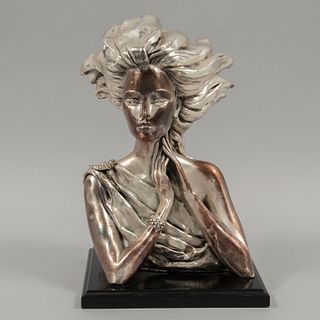 FIRMA SIN IDENTIFICAR. Mujer. Italia, 1990. Elaborado en resina con electrobaño de plata.  Placcatoa. 23 cm de altura.