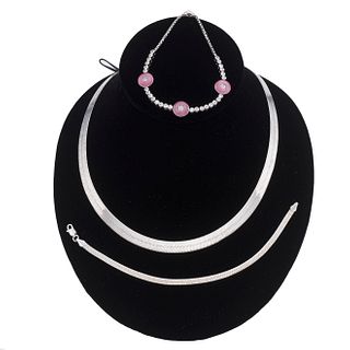 Collar y dos pulseras con simulantes en color rosas y circonias en plata .925. Peso: 23.3 g.