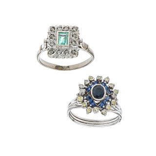 Dos anillos vintage con zafiros, esmeralda y diamantes en  plata paladio. Tallas: 6 y 7.