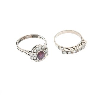 Dos anillos vintage con rubí y diamantes en plata paladio. 1 rubí corte oval. 22 diamantes corte 8 x 8. Tallas: 6 y 7.