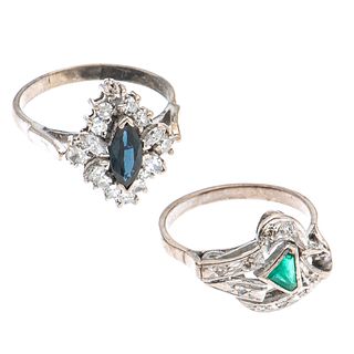 Dos anillos vintage con zafiro, esmeralda y diamantes en plata paladio. 1 zafiro corte marquís de 0.50 ct. 1 esmeralda corte triangúlo.