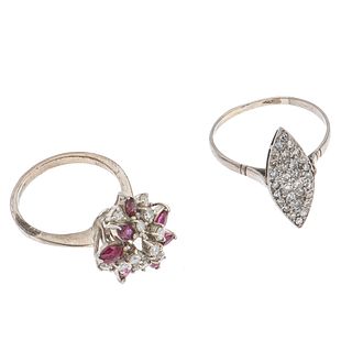 Dos anillos vintage con rubíes y diamantes en plata paladio. 7 rubíes corte marquís. 37 diamantes corte 8 x 8. Tallas: 6.5 g.