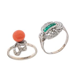 Dos anillos vintage con coral, esmeraldas y diamantes en  plata paladio. 1 cabujón de coral. 3 esmeraldas corte cojín. 31 diamantes.