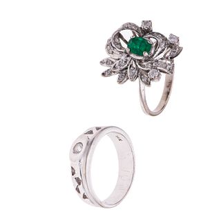 Dos anillos con esmeralda, diamantes y simulante en oro blanco de 12k y plata paladio. 1 esmeralda corte oval. 17 diamantes