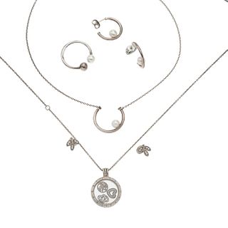 Dos collares, pendiente, dos pares de broqueles y anillo en plata .925 de la firma Pandora. Peso: 26.2.