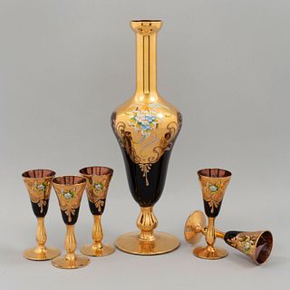 Juego de licor. Italia, SXX. Elaborado en cristal de murano color vino con resaltes en esmalte dorado. Licorera y 5 copas. Piezas: 6