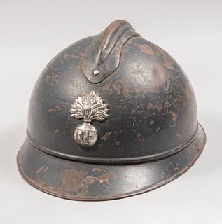 Casco militar M26 Adrián de la Gran Guerra. Francia, Ca. 1914-1918. Troquel de acero con liner de piel. Con insignia de infantería.