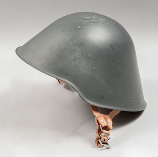 Casco militar M56 de la República Democrática Alemana. Ca. 1965. Troquel de acero, barbiquejo y liner de piel. Marcado interno.