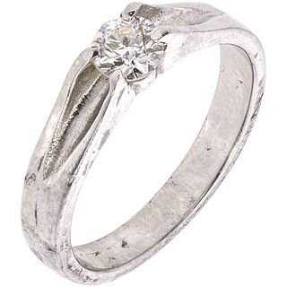 ANILLO SOLITARIO CON DIAMANTE EN PLATINO  Peso: 5.7 g. Talla: 6 ¾  1 Diamante corte brillante ~0.40 ct (lascado) | SOLITAIRE RING WITH DIAMOND IN PLAT