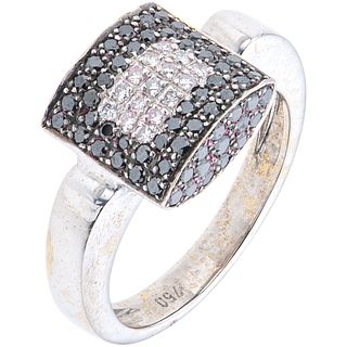 ANILLO CON DIAMANTES EN ORO BLANCO DE 18K con diamantes negros y blancos corte brillante ~0.95 ct. Peso: 8.0 g. Talla: 7 ¾ | RING WITH DIAMONDS IN 18K