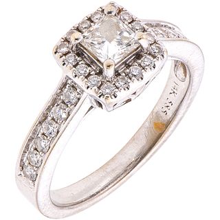 ANILLO CON DIAMANTES EN ORO BLANCO DE 14K con un diamante corte princess ~0.45 ct. Claridad: SI1-SI2. Peso: 4.2 g. Talla: 7 ½ | RING WITH DIAMONDS IN 