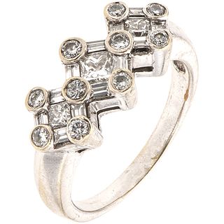ANILLO CON DIAMANTES EN ORO BLANCO DE 14K con diamantes corte brillante, princess y baguette ~ 0.75 ct. Peso: 5.5 g. Talla: 7 ¼ | RING WITH DIAMONDS I