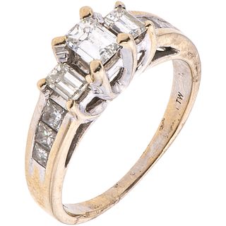 ANILLO CON DIAMANTES EN ORO BLANCO DE 18K con un diamante corte esmeralda ~0.31 ct Claridad: SI1 y diamantes distintos cortes ~0.50 ct | RING WITH DIA