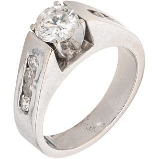 ANILLO CON DIAMANTES EN ORO BLANCO DE 10K con un diamante corte brillante ~0.85 ct Claridad: I3 Color: J. Peso: 8.8 g. Talla: 7 ¼ | RING WITH DIAMONDS