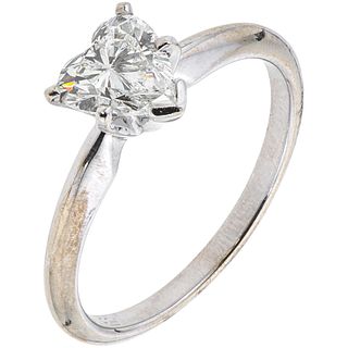 ANILLO SOLITARIO CON DIAMANTE EN ORO BLANCO DE 14K con un diamante corte corazón ~0.70 ct. Peso: 2.0 g. Talla: 5 | SOLITAIRE RING WITH DIAMOND IN 14K 