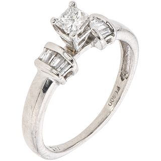ANILLO CON DIAMANTES EN PLATINO con un diamante corte princess ~0.22 ct Claridad: I2-I3 y diamantes corte baguette trapezoide ~0.21 ct | RING WITH DIA