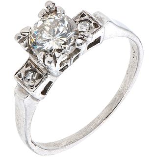 ANILLO CON DIAMANTES EN PLATINO con un diamante corte brillante ~0.65 ct Claridad: I2-I3 y diamantes corte 8x8 ~0.03 ct. Talla: 6 | RING WITH DIAMONDS