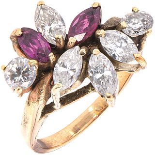 ANILLO CON RUBÍES Y DIAMANTES EN ORO AMARILLO DE 8K con rubíes corte marquise ~0.40 ct y diamantes distintos cortes ~1.30 ct | RING WITH RUBIES AND DI