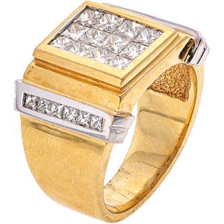 ANILLO CON DIAMANTES EN ORO AMARILLO DE 18K con diamantes corte princess ~1.70 ct. Peso: 20.5 g. Talla: 10 | RING WITH DIAMONDS IN 18K YELLOW GOLD Pri