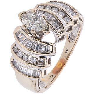 ANILLO CON DIAMANTES EN ORO BLANCO DE 12K con un diamante corte marquise ~0.40 ct Claridad: I2-I3. Peso: 6.2 g. Talla: 6 | RING WITH DIAMONDS IN 12K W