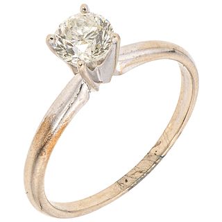 ANILLO SOLITARIO CON DIAMANTE EN ORO BLANCO DE 12K con un diamante corte brillante ~0.57 ct Peso: 2.1 g. Talla: 7 | SOLITAIRE RING WITH DIAMOND IN 12K