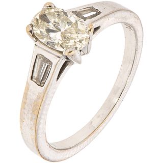 ANILLO CON DIAMANTES EN ORO BLANCO DE 14K con un diamante corte oval ~0.80 ct Claridad: I2-I3 y diamantes corte baguette trapezoide | RING WITH DIAMON